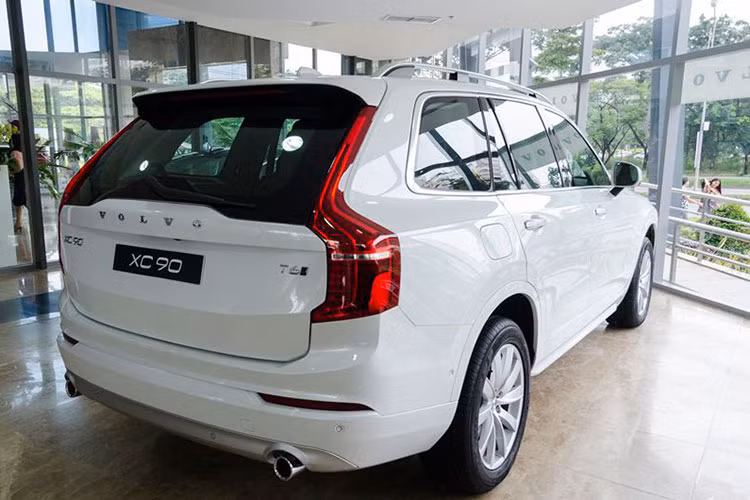 Volvo XC90 sở hữu động cơ 2.0L tích hợp hệ thống tăng áp giúp chiếc xe có thể đạt công suất tối đa tới 320 mã lực tại vòng tua máy 5.700 vòng/phút và mô-men xoắn lên tới 400Nm trong dải vòng tua 2.200-5.400 vòng/phút. Xe có khả năng tăng tốc từ 0-100km/h trong 6,5 giây trước khi đạt tốc độ tối đa 230km/h.