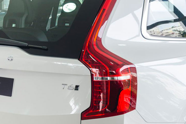 Phía sau chiếc xe vẫn tiếp tục giữ nguyên lối thiết kế giản dị nhưng tinh tế của Volvo với dòng chữ nổi chạy ngang, một số logo nhỏ cùng phần ốp dưới cản sau mạ chrome. Các đèn hậu dạng led hiện đại thiết kế mỏng, đặt dọc theo chiều cao xe là đặc điểm truyền thống của dòng XC90.