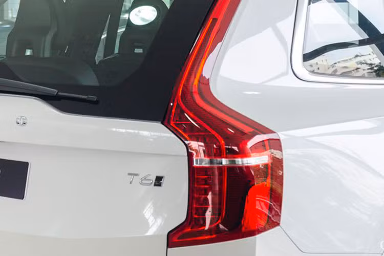 Phía sau chiếc xe vẫn tiếp tục giữ nguyên lối thiết kế giản dị nhưng tinh tế của Volvo với dòng chữ nổi chạy ngang, một số logo nhỏ cùng phần ốp dưới cản sau mạ chrome. Các đèn hậu dạng led hiện đại thiết kế mỏng, đặt dọc theo chiều cao xe là đặc điểm truyền thống của dòng XC90.