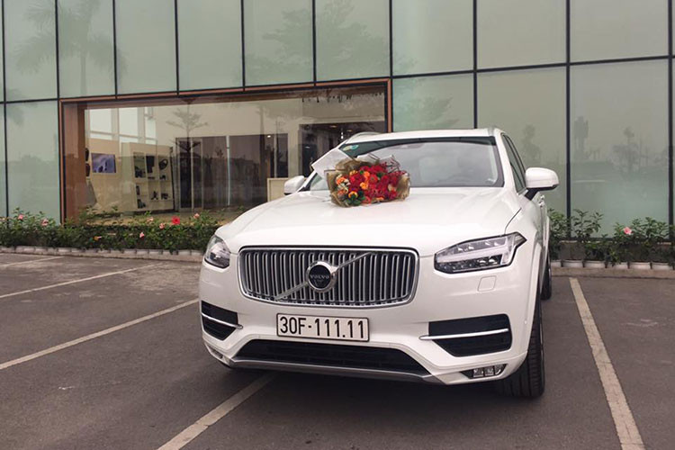 Một chiếc SUV hạng sang Volvo XC90 tại Hà Nội đã gây xôn xao cư dân mạng cũng như những người mê xe khi được mang trên mình biển số cực đẹp "ngũ quý 1". Theo chia sẻ của một nhân viên bán hàng Volvo, chiếc xe sang Volvo XC90 này được bấm biển hoàn toàn ngẫu nhiên và người chủ xe đã may mắn trúng được chiếc biển số siêu đẹp này.