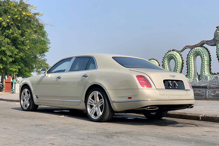 Bentley Mulsanne sử dụng động cơ V8, dung tích 6,75 lít, tăng áp kép, sản sinh công suất tối đa 505 mã lực và mô-men xoắn cực đại ở mức 1.020 Nm tại vòng tua thấp 1.750 vòng/phút. Chiếc xe nặng hơn 2,5 tấn có khả năng tăng tốc từ 0 lên 100 km/h trong vòng 5,1 giây. Tốc độ tối đa 296 km/h. 