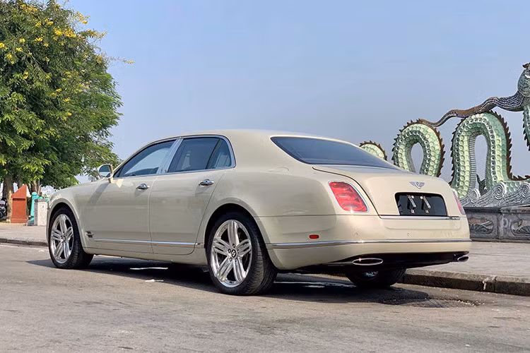 Bentley Mulsanne sử dụng động cơ V8, dung tích 6,75 lít, tăng áp kép, sản sinh công suất tối đa 505 mã lực và mô-men xoắn cực đại ở mức 1.020 Nm tại vòng tua thấp 1.750 vòng/phút. Chiếc xe nặng hơn 2,5 tấn có khả năng tăng tốc từ 0 lên 100 km/h trong vòng 5,1 giây. Tốc độ tối đa 296 km/h. 