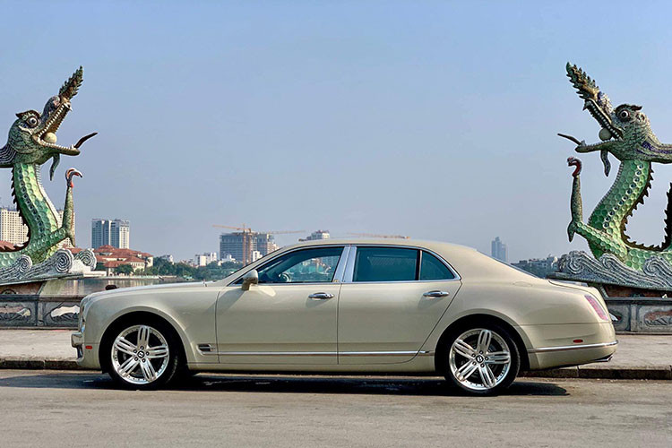 Tại Việt Nam, siêu xe sang Bentley Mulsanne hiện đã xuất hiện khá nhiều cả nhập khẩu tư nhân và chính hãng. Mới đây, một chiếc Bentley Mulsanne đời cũ đã được chủ nhân "chào bán" trên sàn xe ôtô cũ ở Hà Nội. Đây là mẫu xe thuộc phiên bản đời 2010 về Việt Nam năm 2011. Sau khoảng gần 8 năm sử dụng, nó vẫn được giữ gìn khá mới và nguyên bản.