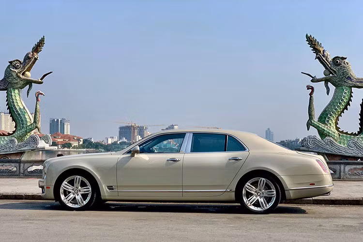 Tại Việt Nam, siêu xe sang Bentley Mulsanne hiện đã xuất hiện khá nhiều cả nhập khẩu tư nhân và chính hãng. Mới đây, một chiếc Bentley Mulsanne đời cũ đã được chủ nhân "chào bán" trên sàn xe ôtô cũ ở Hà Nội. Đây là mẫu xe thuộc phiên bản đời 2010 về Việt Nam năm 2011. Sau khoảng gần 8 năm sử dụng, nó vẫn được giữ gìn khá mới và nguyên bản.