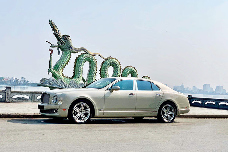 Siêu xe sang Anh quốc được trang bị hộp số tự động 8 cấp ZF và hệ dẫn động cầu sau, cùng những hệ thống hỗ trợ người lái hiện đại nhất. Tại thời điểm được mang về nước, giá xe Bentley Mulsanne không dưới 20 tỷ đồng nhưng hiện nay trên thị trường ôtô đã qua sử dụng, một chiếc Mulsanne đời cũ có giá bán từ khoảng hơn 9 tỷ tỷ đồng.