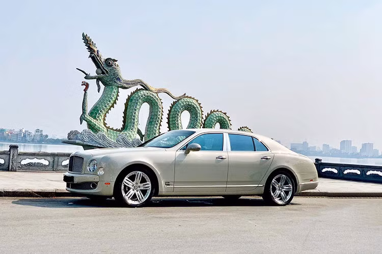 Siêu xe sang Anh quốc được trang bị hộp số tự động 8 cấp ZF và hệ dẫn động cầu sau, cùng những hệ thống hỗ trợ người lái hiện đại nhất. Tại thời điểm được mang về nước, giá xe Bentley Mulsanne không dưới 20 tỷ đồng nhưng hiện nay trên thị trường ôtô đã qua sử dụng, một chiếc Mulsanne đời cũ có giá bán từ khoảng hơn 9 tỷ tỷ đồng.