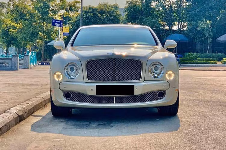 Bentley Mulsanne là dòng sedan siêu sang mà hãng xe Anh quốc phát triển nhằm đối đầu trực tiếp với Rolls-Royce Phantom. Tuy nhiên, tổng thể thiết kế, kích thước hay cách ấn định mức giá lại khiến nó chỉ cạnh tranh với Ghost. Xe sở hữu thiết kế truyền thống của mẫu sedan hạng siêu sang với thiết kế vuông vức cùng điểm nhấn là "đôi mắt lồi". Trong đó, đèn trung tâm là đèn LED tích hợp thêm chiếu sáng ban ngày.
