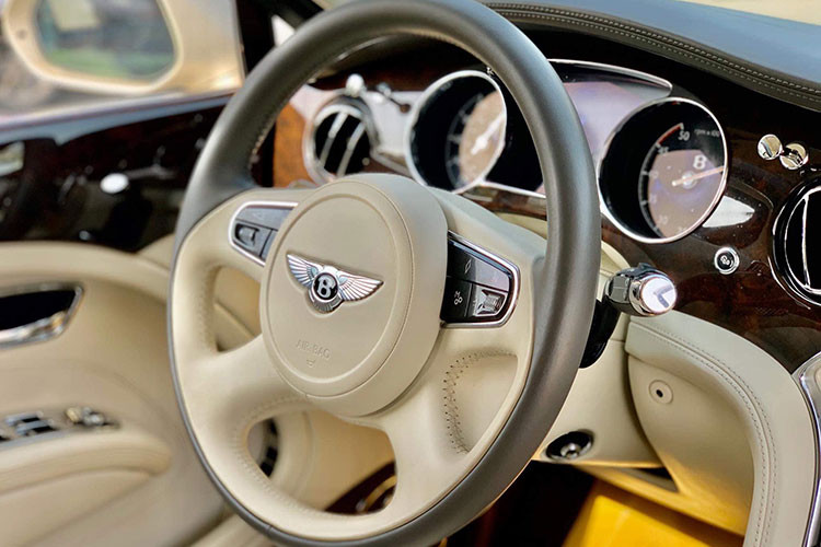 Để tạo đẳng cấp, mẫu siêu xe sang Mulsanne được hãng xe Bentley áp dụng những công nghệ chế tác bằng tay đỉnh cao của mình. Những đường chỉ viền trên da bọc ở vô-lăng được khâu bằng tay, gỗ ốp cũng do các kỹ sư và nghệ nhân tự thực hiện. Trên mẫu xe này là nội thất màu ngà.