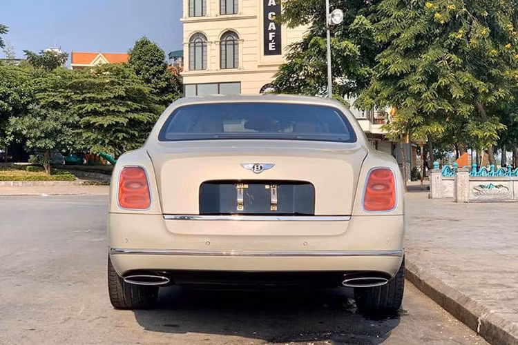 Phía sau xe có thiết kế thanh lịch và hiện đại với đèn pha đặt dọc gồm các bóng LED xếp thành 3 hình elip chồng lên nhau. Thân xe với các đường vuốt khí động học ấn tượng cùng với nẹp kim loại chạy quanh tạo điểm nhấn, cùng với đó sát bánh trước còn có khe hút gió. Xe sở hữu bộ mâm thể thao 5 cánh với kích thước 21 inch sáng bóng, kèm logo chữ B.