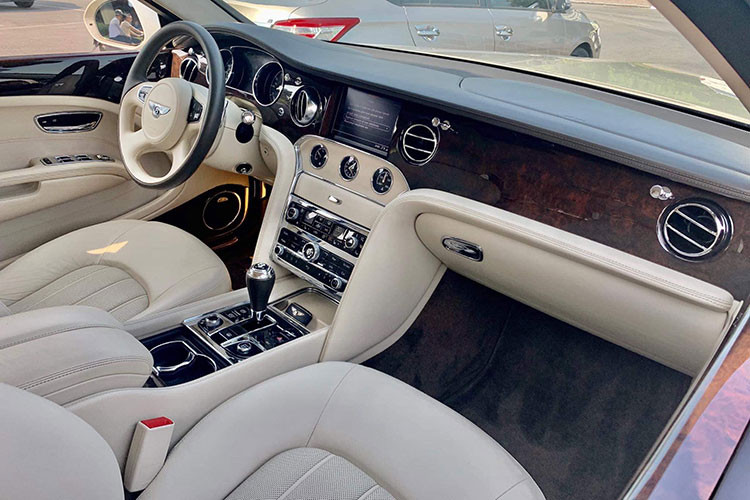 Bentley Mulsanne khá nổi bật với vô-lăng thiết kế sang trọng. Đi kèm là cần số hiện đại, cụm đồng hồ mạ crôm. Hàng ghế phía trước với bộ nhớ 12 vị trí ghế khác nhau. Điều hòa khí hậu 4 vùng độc lập. Khác biệt với bản Speed, các pedal của xe không phải là loại thể thao được đục lỗ tăng ma sát.