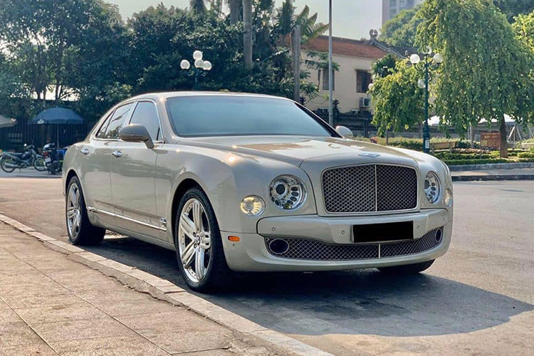 Ra mắt lần đầu vào năm 2010, xe siêu sang Bentley Mulsanne sở hữu kích thước lớn đỉnh cao đầu tiên của hãng xe Anh quốc trong thế kỷ 21. Nó được xem là "người thay thế" thú vị cho chiếc Arnage cũ kỹ, tồn tại từ khi vẫn còn "chung nhà" với đối thủ Rolls-Royce.