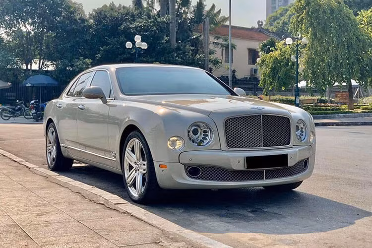 Ra mắt lần đầu vào năm 2010, xe siêu sang Bentley Mulsanne sở hữu kích thước lớn đỉnh cao đầu tiên của hãng xe Anh quốc trong thế kỷ 21. Nó được xem là "người thay thế" thú vị cho chiếc Arnage cũ kỹ, tồn tại từ khi vẫn còn "chung nhà" với đối thủ Rolls-Royce.