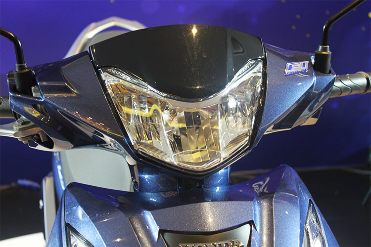 Phần đầu của mẫu xe Honda Future phiên bản 2018 này, nó đã được cải tiến mạnh mẽ cụm đèn pha chiếu sáng từ dạng Halogen sang kiểu LED. Tuy nhiên, nếu nhìn kỹ người dùng có thể dễ dàng nhận ra phần đầu ủa chiếc xe số này mang hơi hướng của mẫu xe ga Honda SHi.