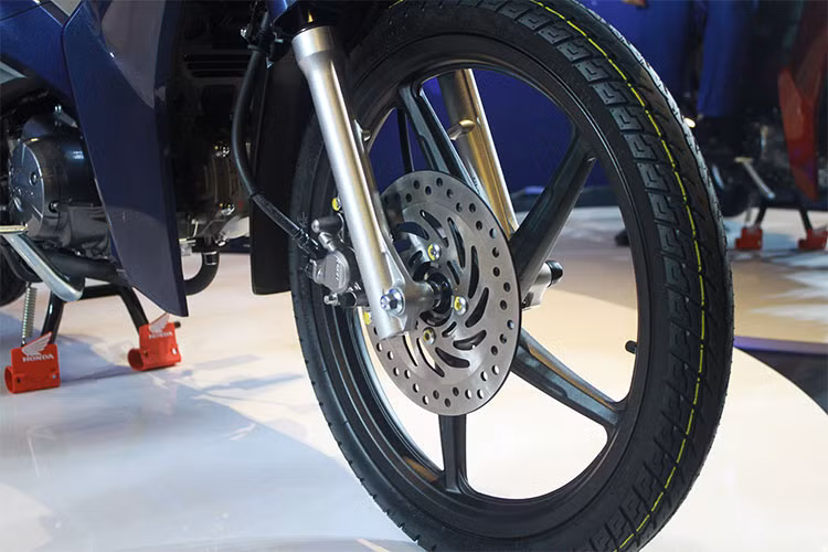 Honda Future 2018 sở hữu phuộc trước dạng ống lồng, phuộc sau lò xo trụ. Vành xe với kích thước 17 inch, trang bị an toàn với phanh đĩa cho cả hai phiên bản với vành nan hoa hoặc vành đúc. Phanh sau dạng đùm.