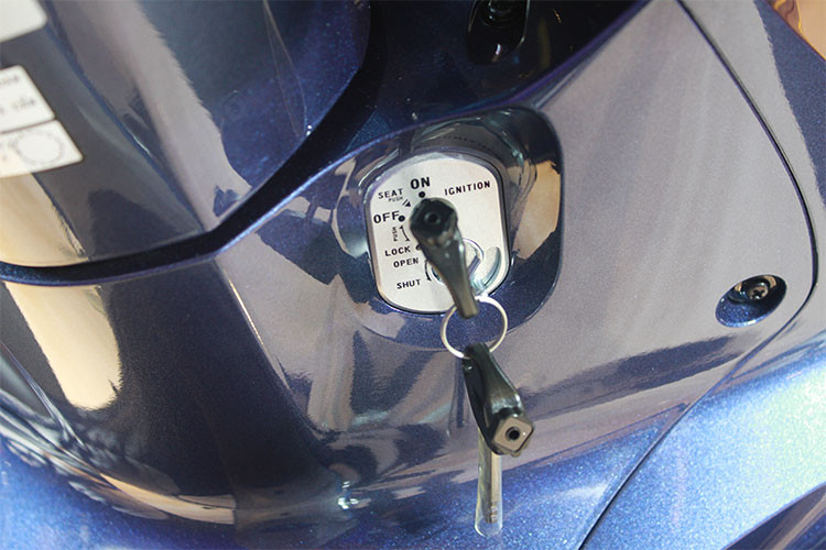 Các nút bấm điều khiển trên tay lái của xe không thay đổi so với những mẫu xe máy mới của Honda hiện nay. Ngoài ổ khóa của xe cũng được thiết kế hiện đại đa năng "4 trong 1" dễ sử dụng, an toàn và chống gỉ sét hiệu quả, bao gồm khóa điện, khóa từ, khóa cổ và khóa yên.