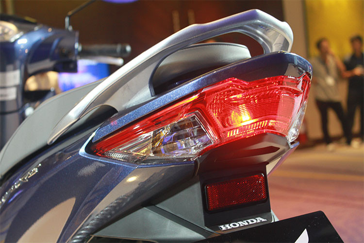 Xe có chiều dài, rộng, cao lần lượt là 1.932 x 711 x 1.092 (mm), độ cao yên xe 758 mm và ình xăng có dung tích lên tới 4,6 lít. Hệ thống đèn chiếu sáng phía sau của xe được thiết kế nguyên cụm với bóng chiếu sáng led.