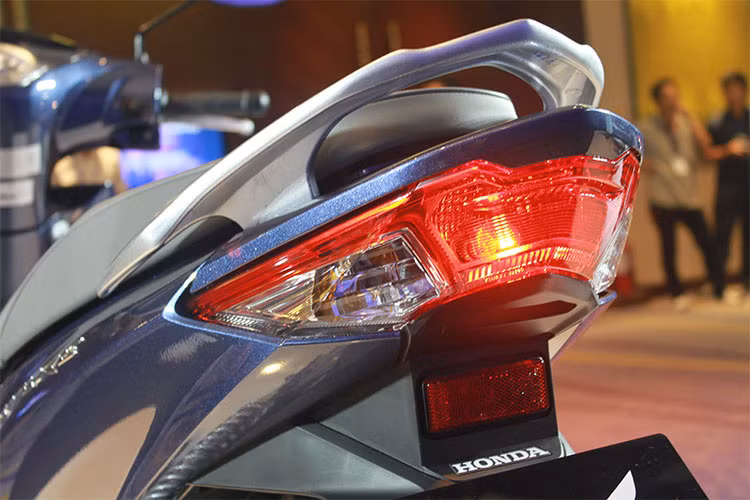 Xe có chiều dài, rộng, cao lần lượt là 1.932 x 711 x 1.092 (mm), độ cao yên xe 758 mm và ình xăng có dung tích lên tới 4,6 lít. Hệ thống đèn chiếu sáng phía sau của xe được thiết kế nguyên cụm với bóng chiếu sáng led.