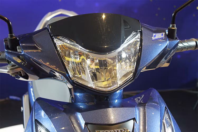 Phần đầu của mẫu xe Honda Future phiên bản 2018 này, nó đã được cải tiến mạnh mẽ cụm đèn pha chiếu sáng từ dạng Halogen sang kiểu LED. Tuy nhiên, nếu nhìn kỹ người dùng có thể dễ dàng nhận ra phần đầu ủa chiếc xe số này mang hơi hướng của mẫu xe ga Honda SHi.