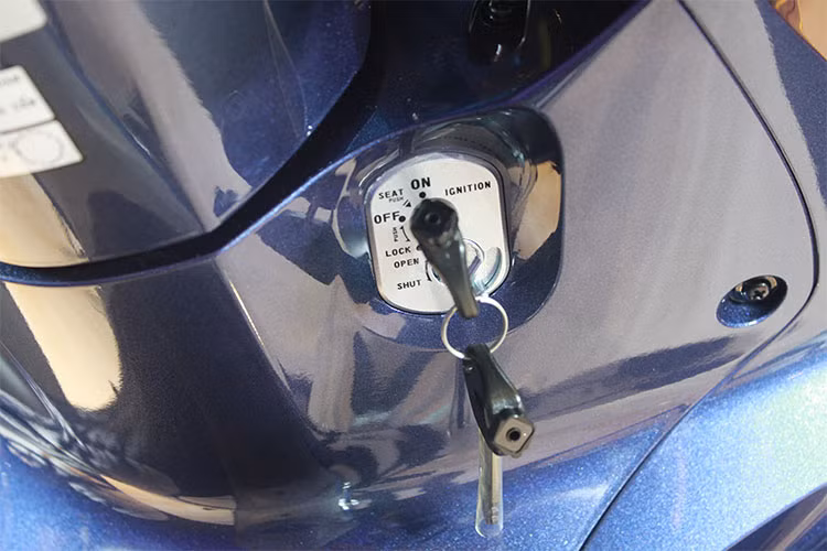 Các nút bấm điều khiển trên tay lái của xe không thay đổi so với những mẫu xe máy mới của Honda hiện nay. Ngoài ổ khóa của xe cũng được thiết kế hiện đại đa năng "4 trong 1" dễ sử dụng, an toàn và chống gỉ sét hiệu quả, bao gồm khóa điện, khóa từ, khóa cổ và khóa yên.