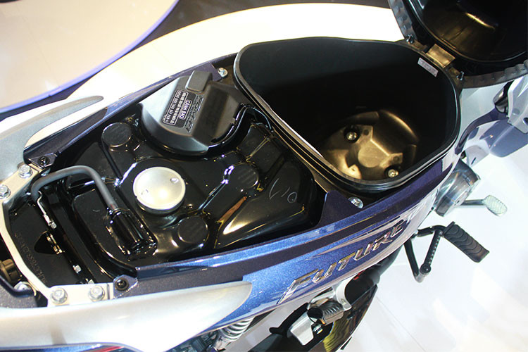 Xe vẫn được trang bị bình xăng phía dưới yên, hộc đựng đồ cũng được điều chỉnh lại lớn hơn để tối ưu hóa khả năng chứa đồ và thân thiện hơn với người sử dụng, mang lại sự tiện nghi tối đa trên mọi hành trình.