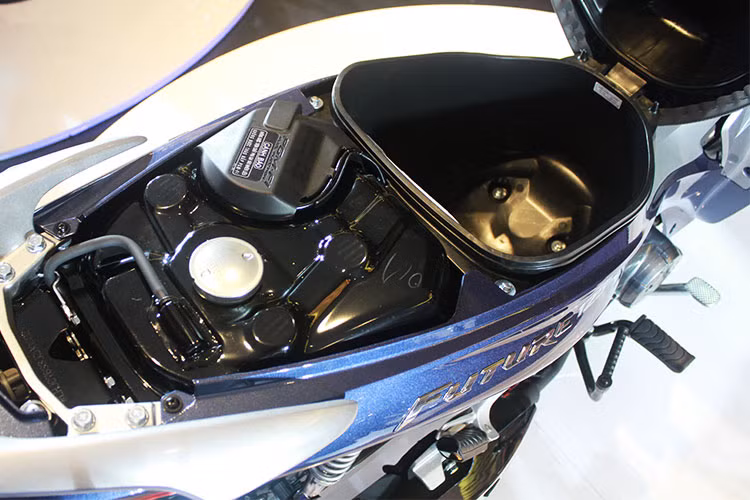 Xe vẫn được trang bị bình xăng phía dưới yên, hộc đựng đồ cũng được điều chỉnh lại lớn hơn để tối ưu hóa khả năng chứa đồ và thân thiện hơn với người sử dụng, mang lại sự tiện nghi tối đa trên mọi hành trình.