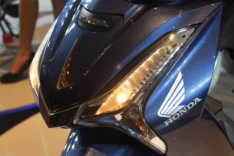 Hình dạng đèn với thiết kế nổi bật, là đặc trưng giúp Future FI 125cc mới dễ dàng được nhận diện từ xa. Không chỉ có vậy, hệ thống này còn mang lại nhiều lợi ích cho khách hàng sử dụng hàng ngày như: cường độ ánh sáng mạnh, tiết kiệm ắc quy hơn, an toàn khi đi vào ban đêm, nhìn rõ xe đi ngược chiều và tuổi thọ bóng dài hơn Halogen.