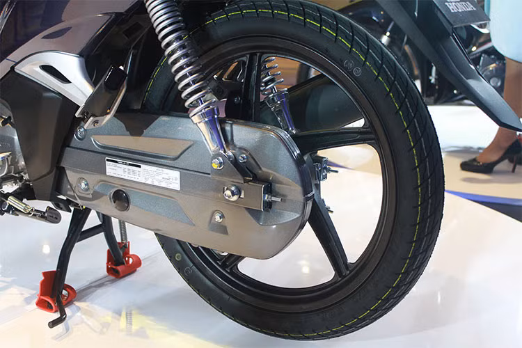 Ngoài một số chi tiết được nâng cấp, thân xe cũng được trang bị thêm dải mầu bắt mắt hơn cùng bộ tem mới đơn giản nhưng mạnh mẽ và cá tính.