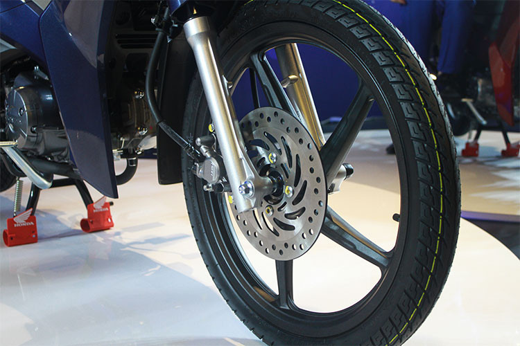 Honda Future 2018 sở hữu phuộc trước dạng ống lồng, phuộc sau lò xo trụ. Vành xe với kích thước 17 inch, trang bị an toàn với phanh đĩa cho cả hai phiên bản với vành nan hoa hoặc vành đúc. Phanh sau dạng đùm.