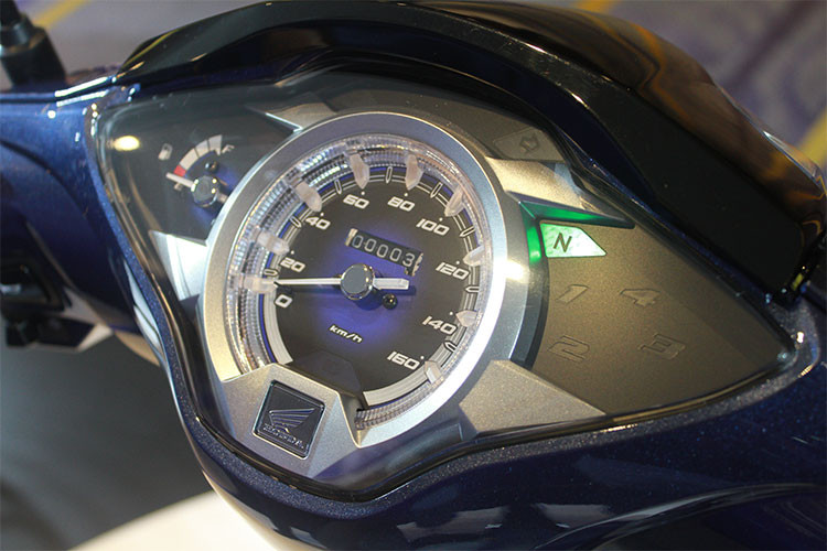 Ngoài ra, mặt đồng hồ mới với thiết kế cao cấp cũng là điểm nhấn giúp Future FI 125cc mới khác biệt hoàn toàn so với những mẫu xe số thông thường khác. Mặt đồng hồ mới với những thông số được sắp xếp khoa học, trải rộng theo hình vòm làm nổi bật vẻ cao cấp trong thiết kế tổng thể, đồng thời giúp người lái dễ dàng quan sát.