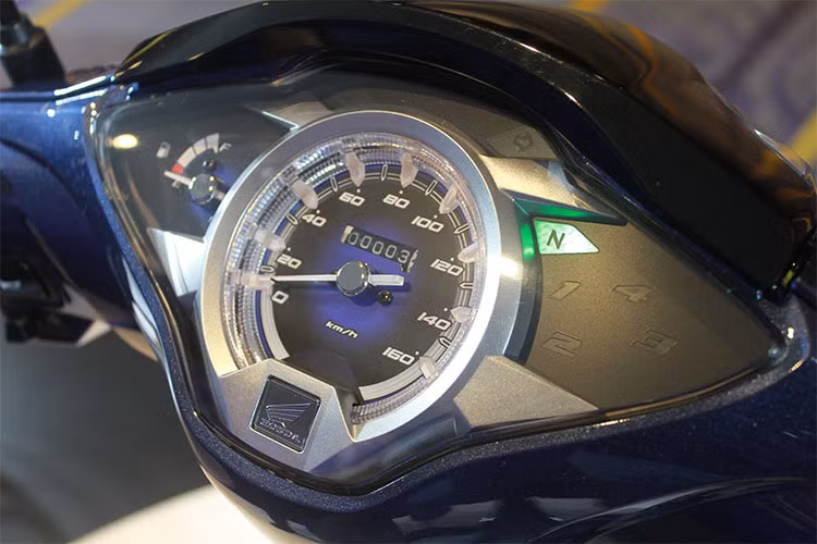 Ngoài ra, mặt đồng hồ mới với thiết kế cao cấp cũng là điểm nhấn giúp Future FI 125cc mới khác biệt hoàn toàn so với những mẫu xe số thông thường khác. Mặt đồng hồ mới với những thông số được sắp xếp khoa học, trải rộng theo hình vòm làm nổi bật vẻ cao cấp trong thiết kế tổng thể, đồng thời giúp người lái dễ dàng quan sát.