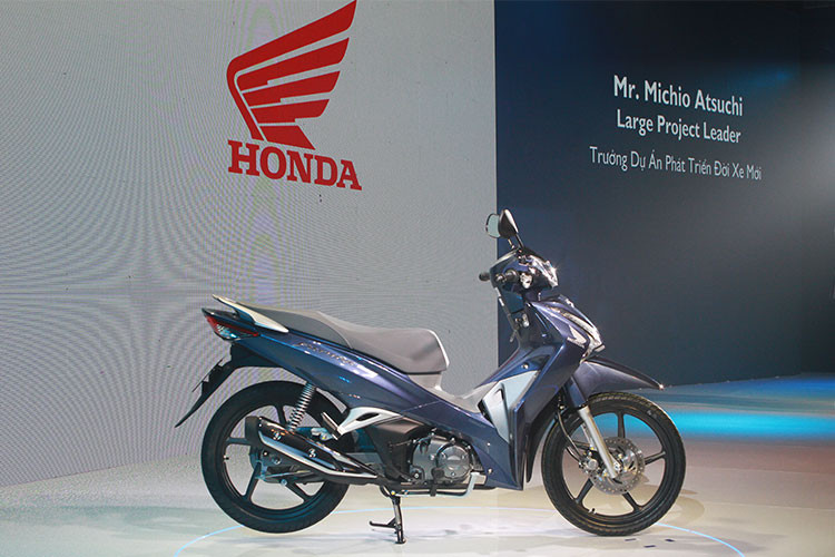 Là một mẫu xe số cơ bản với thiết kế cao cấp, Honda Future FI 125cc mới được tinh chỉnh toàn diện đến từng chi tiết về mặt ngoại quan. Điểm nhấn nổi bật là những đường cong dọc thân xe cùng thiết kế liền khối mạnh mẽ. So với phiên bản cũ, kích thước của Honda Future FI hoàn toàn mới không thay đổi mà chủ yếu nâng cấp.