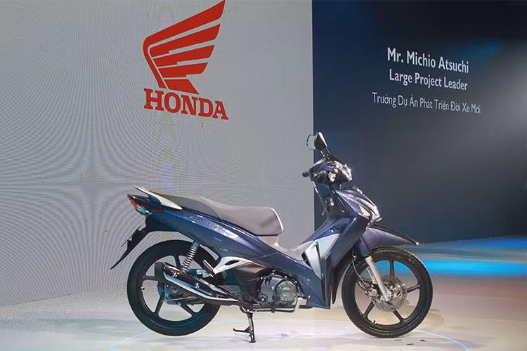 Là một mẫu xe số cơ bản với thiết kế cao cấp, Honda Future FI 125cc mới được tinh chỉnh toàn diện đến từng chi tiết về mặt ngoại quan. Điểm nhấn nổi bật là những đường cong dọc thân xe cùng thiết kế liền khối mạnh mẽ. So với phiên bản cũ, kích thước của Honda Future FI hoàn toàn mới không thay đổi mà chủ yếu nâng cấp.