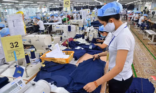 CPTPP có thể giúp Việt Nam tăng GDP thêm 1 điểm phần trăm. Trong ảnh: Sản xuất hàng may mặc xuất khẩu.