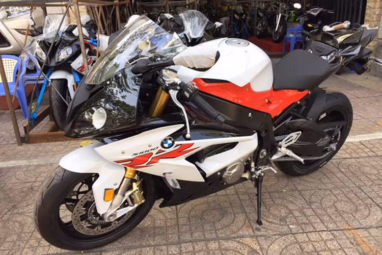 Ở bánh trước là hệ thống phanh đĩa kép đi kèm với heo Brembo 4 piston mỗi bên, hệ thống ABS pro mới nhất. Ngoài ra khách hàng cũng có thể sở hữu hệ thống giảm xóc điện tử Dynamic Damping Control (DDC) tương tự siêu môtô BMW HP4 trước đây. Trọng lượng của xe cũng được giảm xuống còn 204 kg (tính khi bình nhiên liệu đã được đổ đầy).