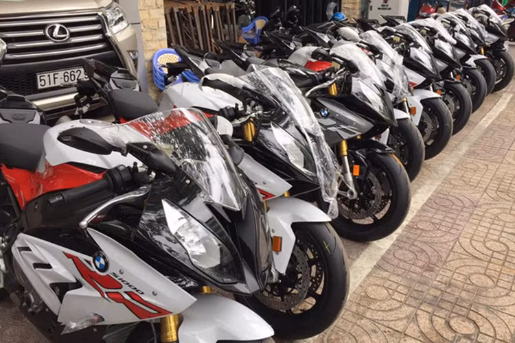 Thay đổi ở ngoại hình của S1000RR 2017 có lẽ đến từ phần yên, khi chỉ có một vị trí cho người lái, vị trí người ngồi sau là chức năng chọn thêm với một yên da mềm nhỏ. Ngoài ra, hai bên quây gió trước tại khe tản nhiệt "mang cá mập" - một nét đặc trưng khác của S1000RR cũng có sự thay đổi nhẹ.