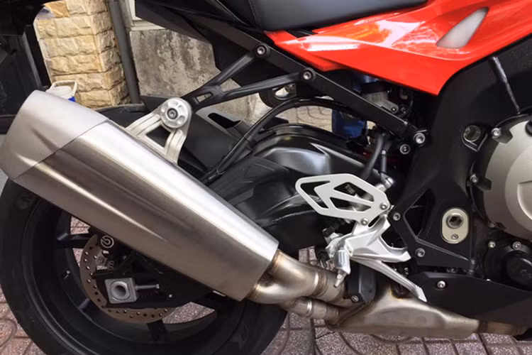 Nâng cấp ấn tượng nhất trên BMW S1000RR phiên bản 2017 đến từ việc tối ưu hóa những cập nhật mới về công nghệ an toàn và đạt tiêu chuẩn khí thải Euro 4. Động cơ của BMW S1000RR 2017 vẫn là máy 4 xy-lanh thẳng hàng, dung tích 1.000 phân khối, sản sinh công suất tối đa 199 mã lực và mô-men xoắn cực đại 113 Nm.