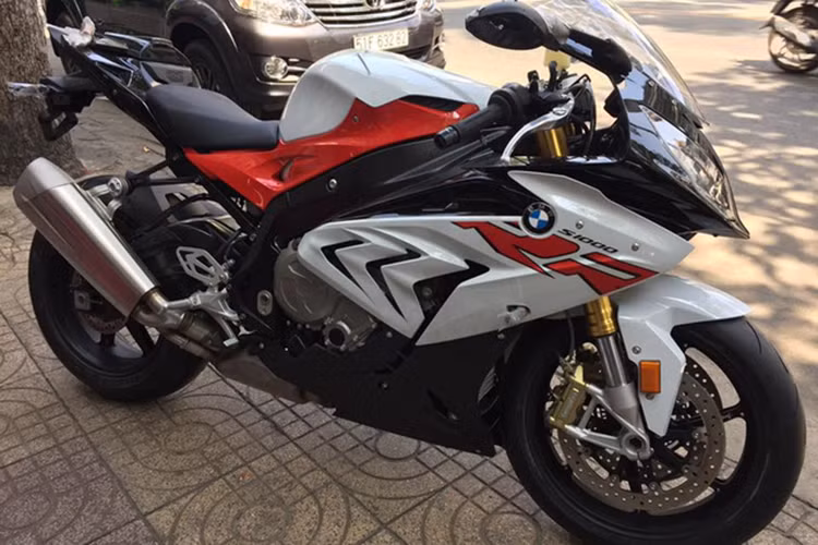 Bên cạnh động cơ, gói Pro mode cung cấp tính năng Launch Control mới được trang bị cũng giúp xe có những pha "bứt tốc" từ vạch xuất phát một cách ấn tượng. Bên cạnh đó, Launch Control còn giới hạn tốc độ, giúp người lái luôn theo sát được quy định tốc độ. Tính năng HP Gear Shift Assist Pro là trang bị tuỳ chọn.