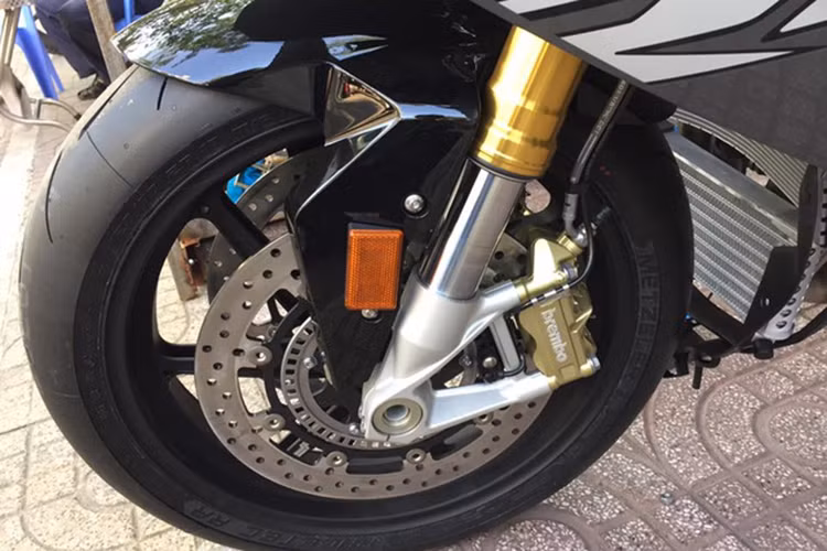 Là một chiếc superbike cực kỳ mạnh mẽ, BMW S1000RR được trang bị nhiều hệ thống điện tử hỗ trợ như Race ABS, hệ thống ổn định điện tử,... 3 chế độ lái tiêu chuẩn: Rain, Sport và Race. Nếu mua thêm gói phụ kiện Pro mode tùy chọn, sẽ có thêm 2 chế độ bổ sung bao gồm Slick và User. 