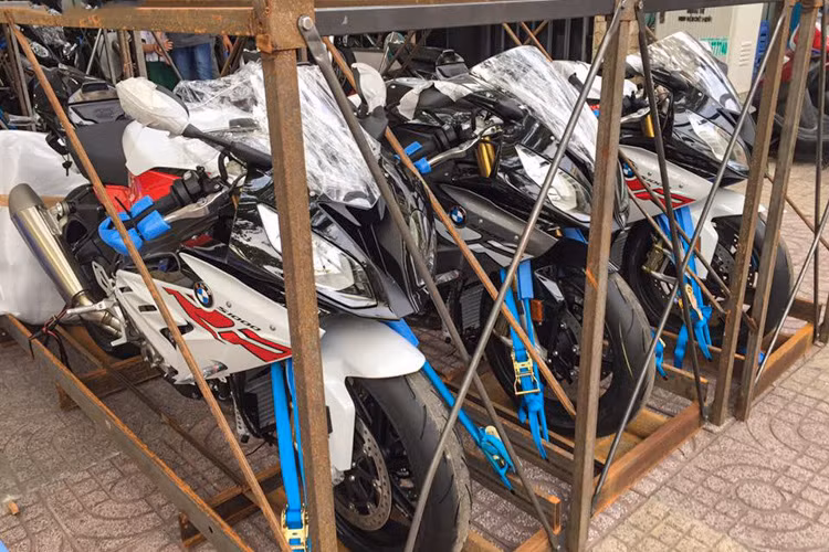 Được hãng xe Đức tạo ra nhằm cạnh tranh trong phân khúc superbike, mẫu siêu môtô BMW S1000RR xuất hiện lần đầu vào năm 2009 và vừa có phiên bản nâng cấp 2017. So với phiên bản 2015, BMW S1000RR 2017 chỉ thay đổi một số công nghệ - còn gần như giữ nguyên thiết kế với điểm nhấn vẫn là đôi mắt lệch "sexy".