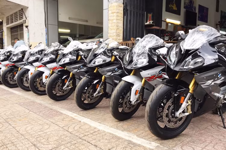 Hiện chưa rõ mức giá bán của doanh nghiệp tư nhân dành cho mẫu siêu môtô này tại thị trường Việt Nam. Tuy nhiên theo tìm hiểu của phóng viên báo điện tử Kiến Thức, mức giá chính hãng cho mẫu siêu môtô này tại BMW Motorrad Việt Nam sẽ khoảng gần 800 triệu dồng.