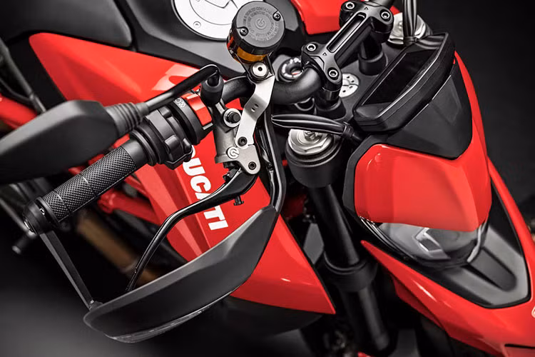 Hơn nữa, trên Hypermotard 950 được sở hữu cặp pô đôi đút gầm cực kỳ khỏe khoắn và gọn gàng. Yên xe của phiên bản mới cũng được làm bằng phẳng như những chiếc xe cào cào cho khả năng điều khiển trọng tâm dễ dàng hơn với người lái.