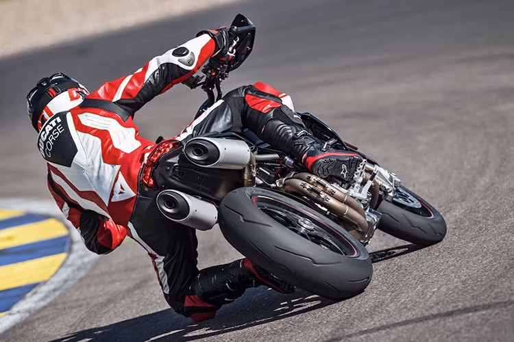 Nâng cấp đáng chú ý nhất ở Hypermotard 950 là động cơ Testastretta 11 độ dung tích 937cc giống người tiền nhiệm, nhưng tỷ số nén tăng từ 12,6:1 thành 13,3:1, kết hợp cùng hệ thống xả mới và tăng họng ga với đường kính 53 mm giúp công suất tối đa của Hypermotard 950 tăng lên 114 mã lực tại vòng tua 9.000 vòng/phút và mô-men xoắn cực đại đạt 96 Nm tại 7.250 vòng/phút, cùng với đó là hộp số 6 cấp độ.