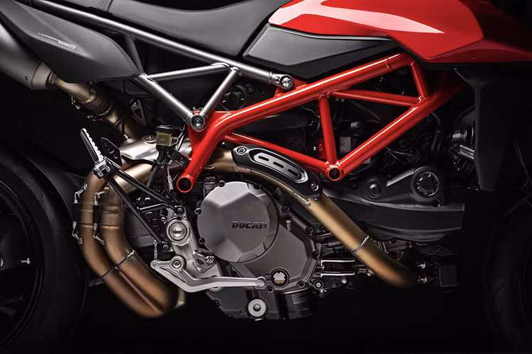 Ducati Hypermotard 950 2019 được trang bị bộ ECU thông minh với 3 chế độ lái gồm Sport: Chế độ lái với công suất mạnh mẽ nhất 114 mã lực; Touring: Sức mạnh của động cơ được điều tiết lại qua hệ thống điện tử; Urban: Chế độ sử dụng hằng ngày trong thành phố với sức mạnh vừa phải và tiết kiệm nhiên liệu nhất.