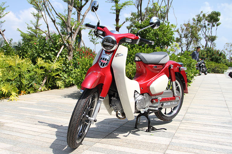 Mẫu xe máy Honda Super Cub C125 phiên bản 2018 mới đây đã chính thức quay lại Việt Nam thông qua con đường phân phối chính hãng. Về tổng quan, chiếc xe này vẫn mang những đường nét đặc trưng của dòng Honda Cub trứ danh, các chi tiết được thiết kế mềm mại phù hợp với việc di chuyển trong đô thị hiện đại.