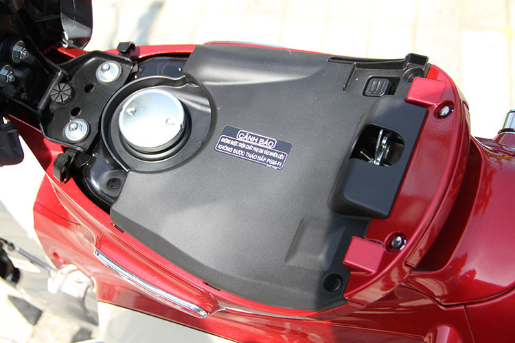 Phía dưới yên xe sẽ vẫn là bình xăng giống như các phiên bản trước đây, bình xăng xe sẽ không có hìa khoá mở như trước - tuy nhiên nó sẽ mở ra khi bạn dùng chia khoá Smartkey và ấn một nút nhỏ ngay bên hông.