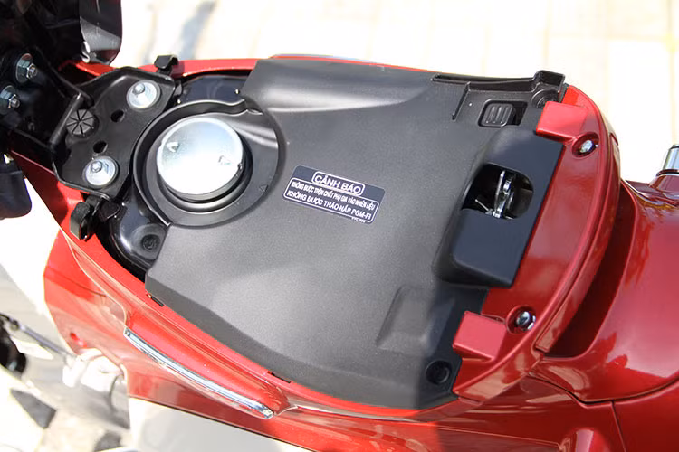 Phía dưới yên xe sẽ vẫn là bình xăng giống như các phiên bản trước đây, bình xăng xe sẽ không có hìa khoá mở như trước - tuy nhiên nó sẽ mở ra khi bạn dùng chia khoá Smartkey và ấn một nút nhỏ ngay bên hông.