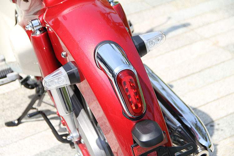 Honda Cub C125 khá khác biệt khi nhìn từ phía sau nhờ vào thiết kế mới của đèn hậu và xi-nhan báo rẽ bởi nó đã được làm mới lại hoàn toàn bằng dạng led hiện đại. Pad biển số đặt dưới dè sau vẫn nguyên thiết kế.