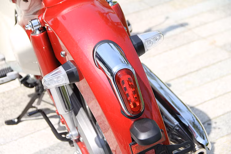 Honda Cub C125 khá khác biệt khi nhìn từ phía sau nhờ vào thiết kế mới của đèn hậu và xi-nhan báo rẽ bởi nó đã được làm mới lại hoàn toàn bằng dạng led hiện đại. Pad biển số đặt dưới dè sau vẫn nguyên thiết kế.