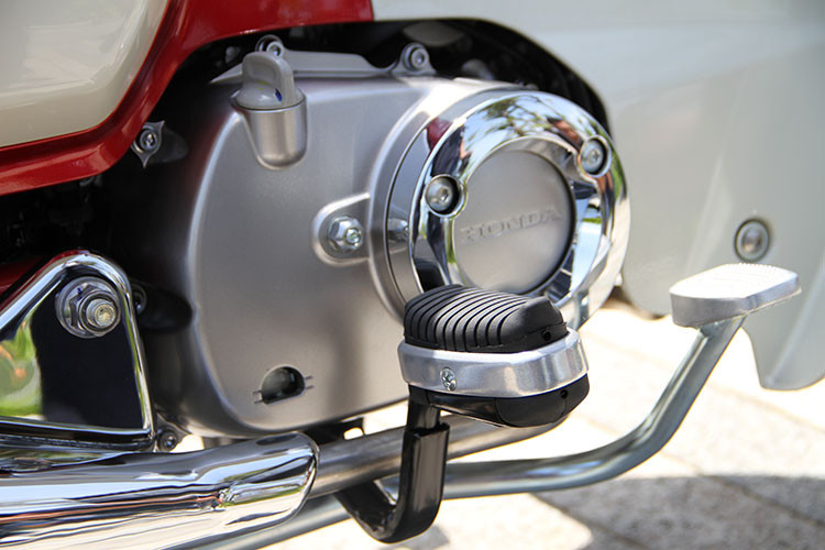 Về động cơ, đơn giản, bền bỉ, đáng tin cậy và mang lại hiệu quả kinh tế cao là những gì tinh tuý nhất để nói về Super Cub C125. Động cơ với dung tích 125cc, SOHC, làm mát bằng không khí, 2 van, trang bị PGM-FI, mang lại khả năng vận hành mạnh mẽ và tiết kiệm nhiên liệu.