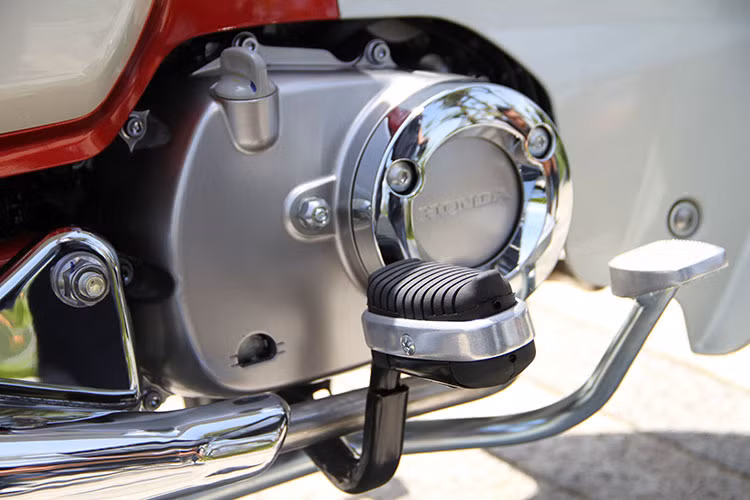 Về động cơ, đơn giản, bền bỉ, đáng tin cậy và mang lại hiệu quả kinh tế cao là những gì tinh tuý nhất để nói về Super Cub C125. Động cơ với dung tích 125cc, SOHC, làm mát bằng không khí, 2 van, trang bị PGM-FI, mang lại khả năng vận hành mạnh mẽ và tiết kiệm nhiên liệu.